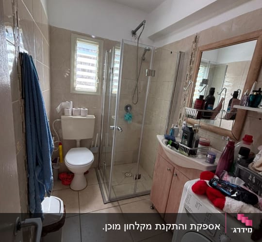 מקלחון זכוכית פינתי מותקן בחדר רחצה